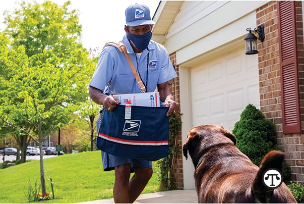 Thomas Tyler, un cartero de Annapolis, MD, toma una postura protectora contra un perro que se acerca.