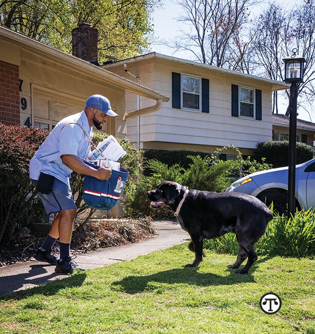 El cartero Hughes Pointe Jour de Gaithesburg, MD adopta una postura protectora contra un perro que se acerca.